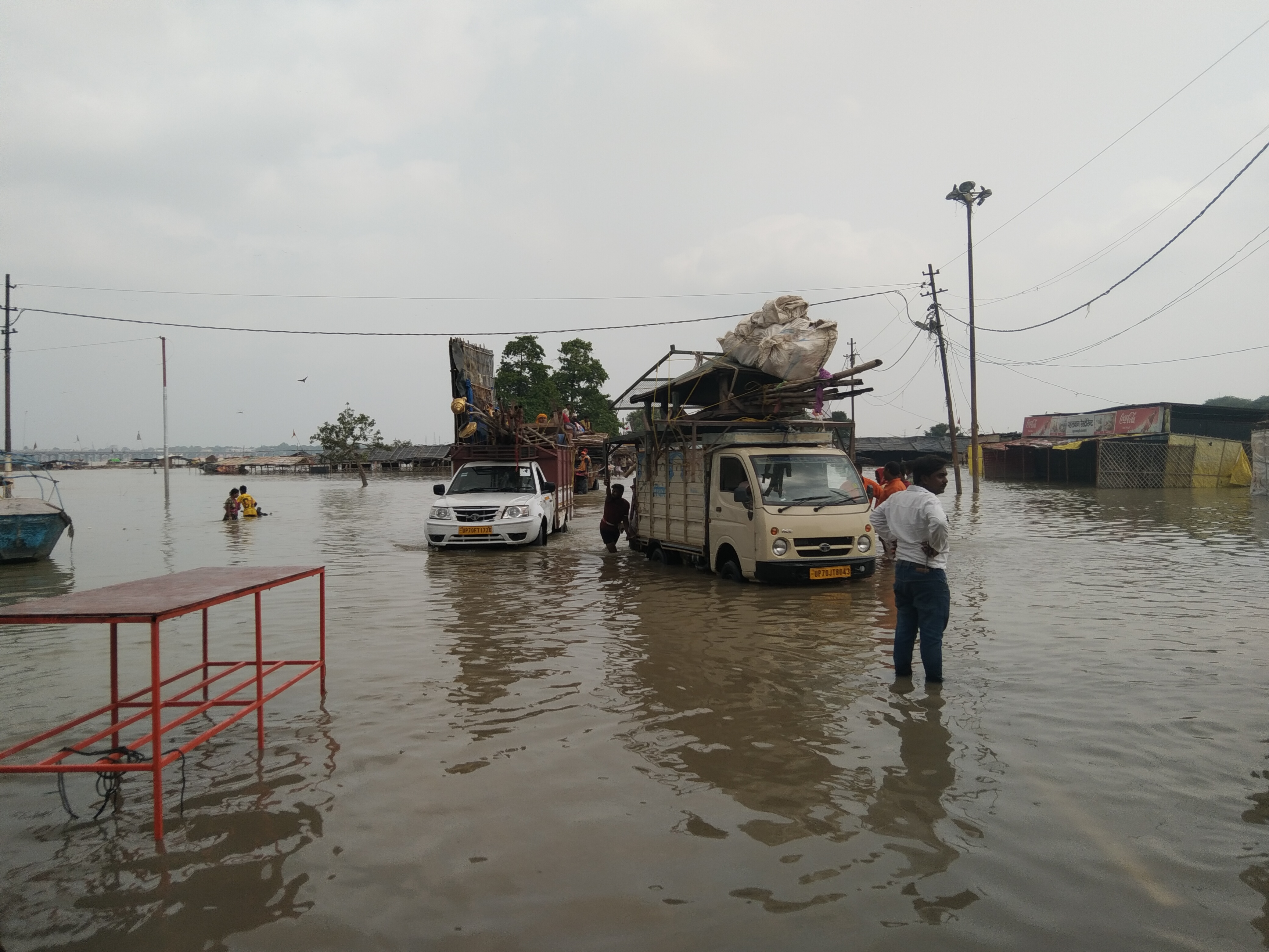 मुख्य मार्गों तक पहुंचा पानी