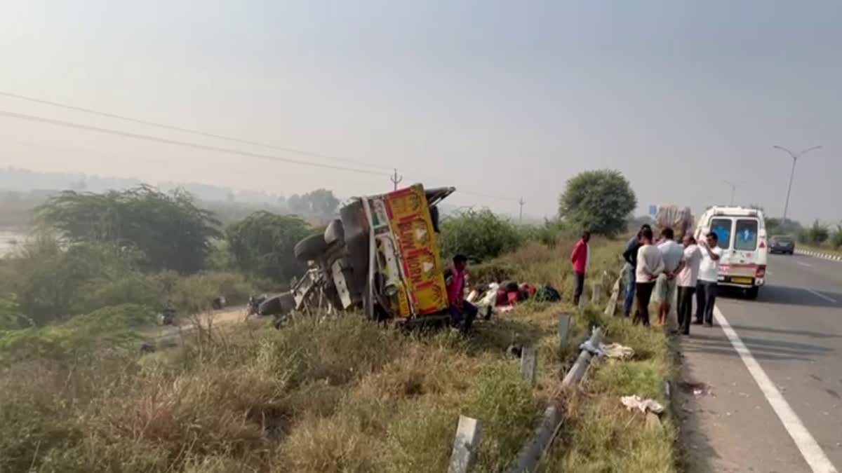 road accident in sonipat  kundli manesar palwal expressway  road accident on kmp  ಭೀಕರ ರಸ್ತೆ ಅಪಘಾತ  ಐವರು ಕೂಲಿಕಾರ್ಮಿಕರು ಸಾವು  11 ಜನರಿಗೆ ಗಾಯ  ಹರ್ಯಾಣದಲ್ಲಿ ಭೀಕರ ರಸ್ತೆ ಅಪಘಾತ  ಐವರು ಕೂಲಿ ಕಾರ್ಮಿಕರು ಸ್ಥಳದಲ್ಲೇ ಮೃತ  ಕುಂಡ್ಲಿ ಮನೇಸರ್ ಪಲ್ವಾಲ್ ಎಕ್ಸ್‌ಪ್ರೆಸ್‌ವೇ  ಬೆಳಗ್ಗೆ ಭೀಕರ ರಸ್ತೆ ಅಪಘಾತ  ಭತ್ತ ಕಟಾವು ಮಾಡಲು ಹೋಗುತ್ತಿದ್ದ ಕಾರ್ಮಿಕರ