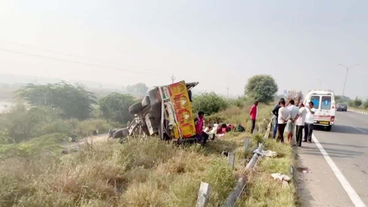 5 died, 11 injured. road accident in sonipat kundli manesar palwal expressway truck hit pickup