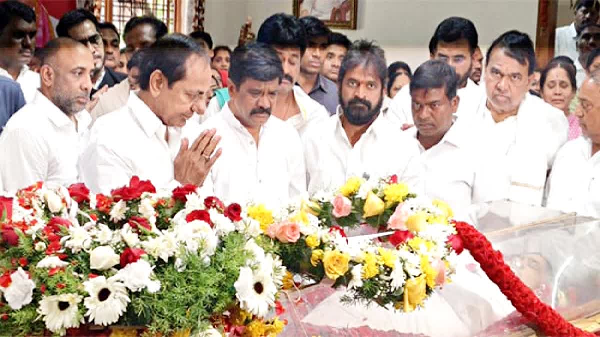 CM KCR pays tributes to Vemula Manjulamma