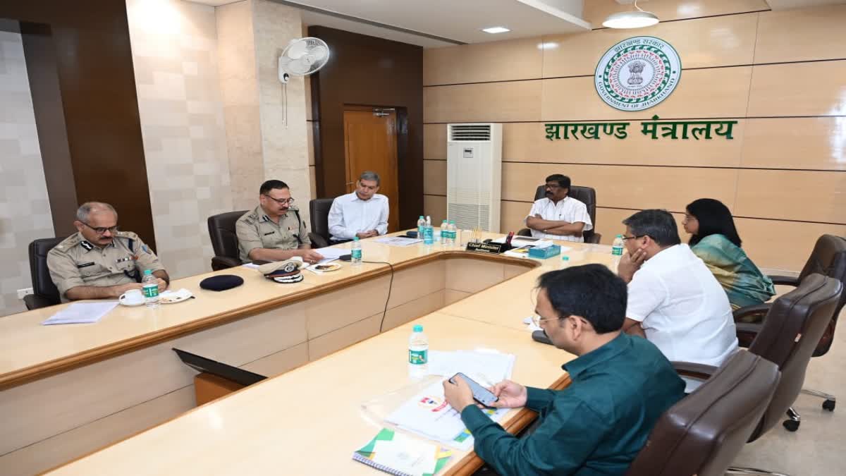 CM Hemant held meeting with police