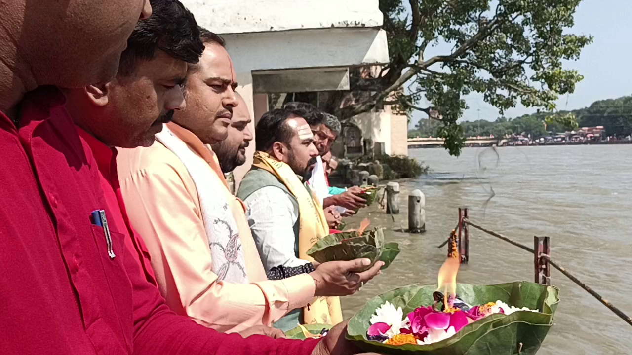 Haridwar Priests Pray For Peace of Soul