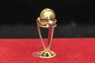 jeweller in Ahmedabad has made a gold World Cup  gold World Cup trophy  ICC Cricket World Cup 2023  ವಿಶ್ವಕಪ್ ಟ್ರೋಫಿಯ​ ಮಾದರಿ ತಯಾರಿಸಿದ ಅಕ್ಕಸಾಲಿಗ  ಕ್ರಿಕೆಟ್ ವಿಶ್ವಕಪ್ 2023 ಪ್ರಾರಂಭ  ಭಾರತ ಮತ್ತು ಪಾಕಿಸ್ತಾನ ನಡುವಿನ ಪಂದ್ಯ  ಚಿನ್ನದ ವಿಶ್ವಕಪ್ ಟ್ರೋಫಿಯ ಮಾದರಿ