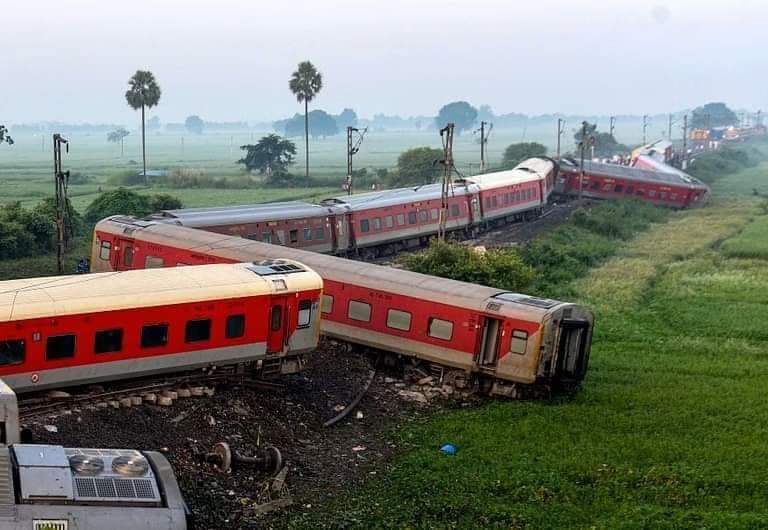 हादसे के बाद बेतरतीब पड़ीं नॉर्थ ईस्ट एक्सप्रेस की बोगियां