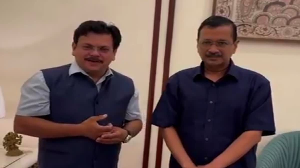 दशहरा पर घर मिलने आए विधायक को केजरीवाल ने दी अपनी चप्पल