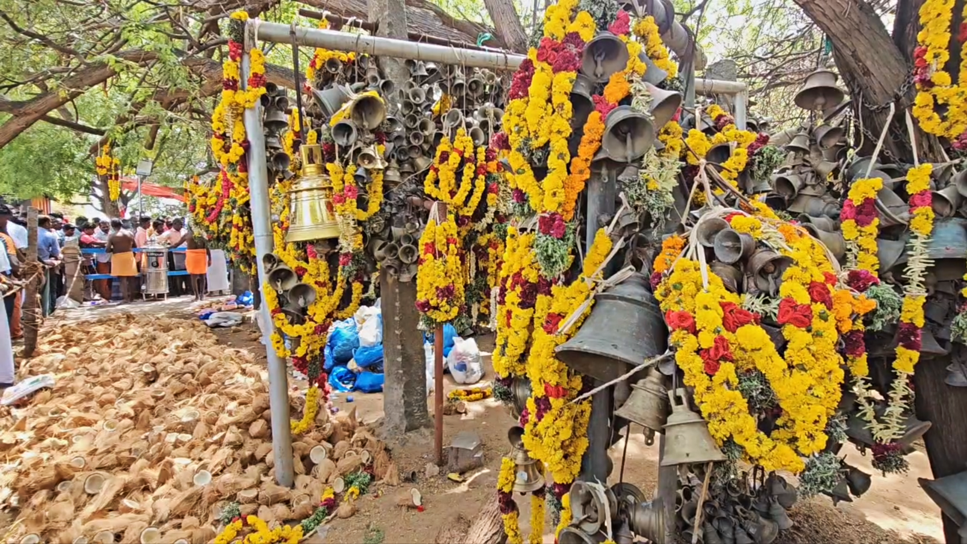 வேண்டுதல்கள் நிறைவேறிய பக்தர்கள் கட்டிய பித்தளை மணிகள்