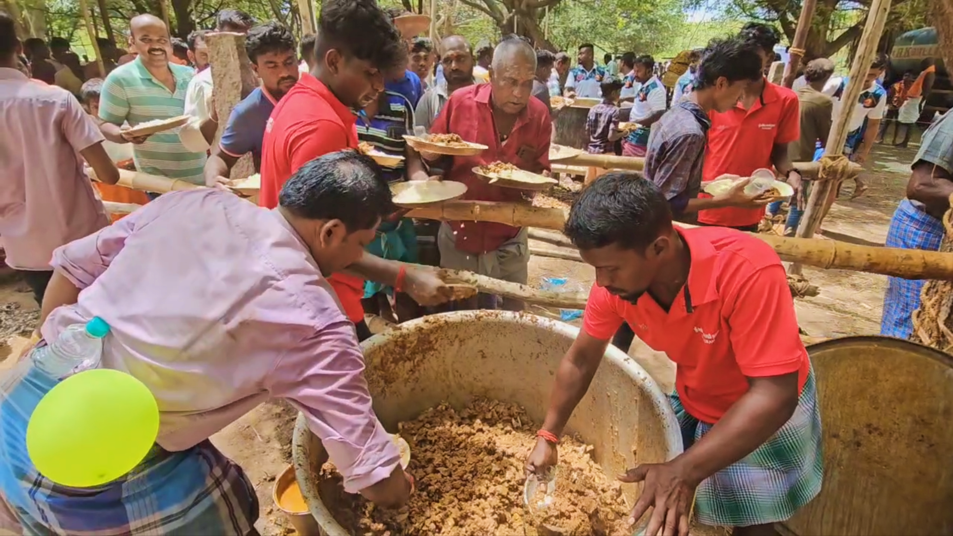 பக்தர்களுக்கு பரிமாறப்பட்ட கிடா விருந்து