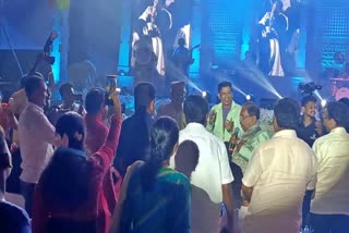 home-minister-dr-g-parameshwar-entertain-by-singing-a-film-song