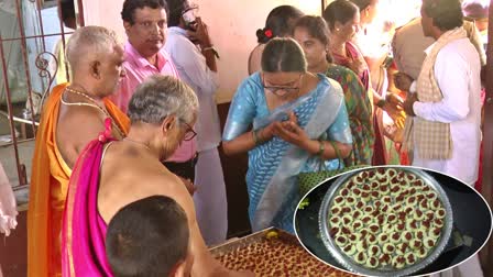 ಹಾವೇರಿಯ ಶಾಂತೇಶ ದೇವಾಲಯದಲ್ಲಿ ಮಕ್ಕಳಾಗುವ ಔಷಧಿ ವಿತರಣೆ