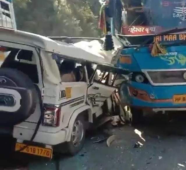 car and bus collision in Rampur