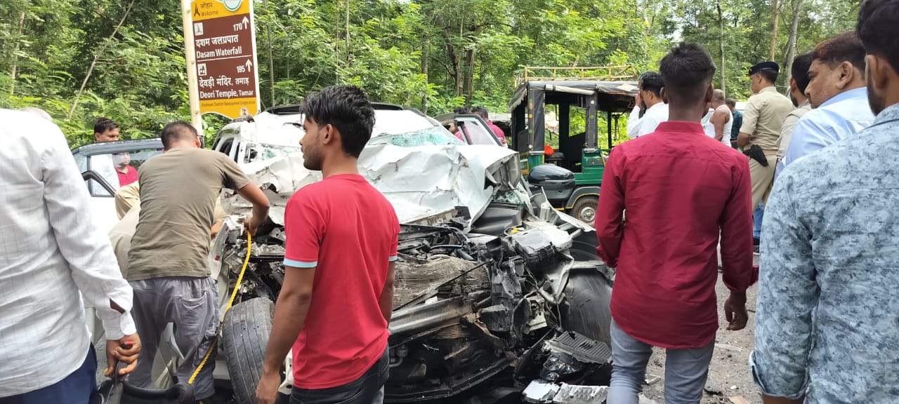 bus-car-collision-one-killed-several-injured-treatment-underway-latehar