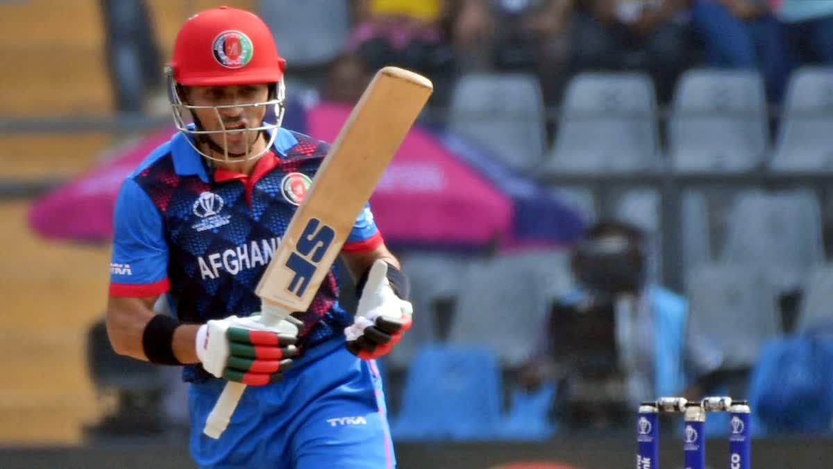 ICC Cricket World Cup 2023  Afghanistan star helps needy people  Ahmedabad street at midnight  Afghanistan star  ನಿರ್ಗತಿಕರಿಗೆ ಸಹಾಯ ಮಾಡಿದ ಅಫ್ಘನ್​ ಆಟಗಾರ  ಗುರ್ಬಾಜ್ ನಡೆಗೆ ಫಿದಾ ಆದ ನೆಟ್ಟಿಗರು  ಅಹಮದಾಬಾದ್ ಬೀದಿಯಲ್ಲಿ ನಿರ್ಗತಿಕರ  ಅಫ್ಘಾನಿಸ್ತಾನದ ಸ್ಟಾರ್​ ಆಟಗಾರ ಧನ ಸಹಾಯ  ಕ್ರಿಕೆಟಿಗರಿಗೆ ಭಾರತೀಯ ಅಭಿಮಾನಿಗಳಿಂದ ಬೆಂಬಲ  ದೇಶದ ಕ್ರಿಕೆಟ್ ಬೆಳವಣಿಗೆಗೆ ಟೀಂ ಇಂಡಿಯಾದ ಸಹಾಯ  ಭಾರೀ ಭೂಕಂಪದ ಸಂತ್ರಸ್ತರಿಗೆ ನಿಧಿ  ವಿಶ್ವಕಪ್​ನಲ್ಲಿ ಅಫ್ಘಾನ ಉತ್ತಮ ಪ್ರದರ್ಶನ