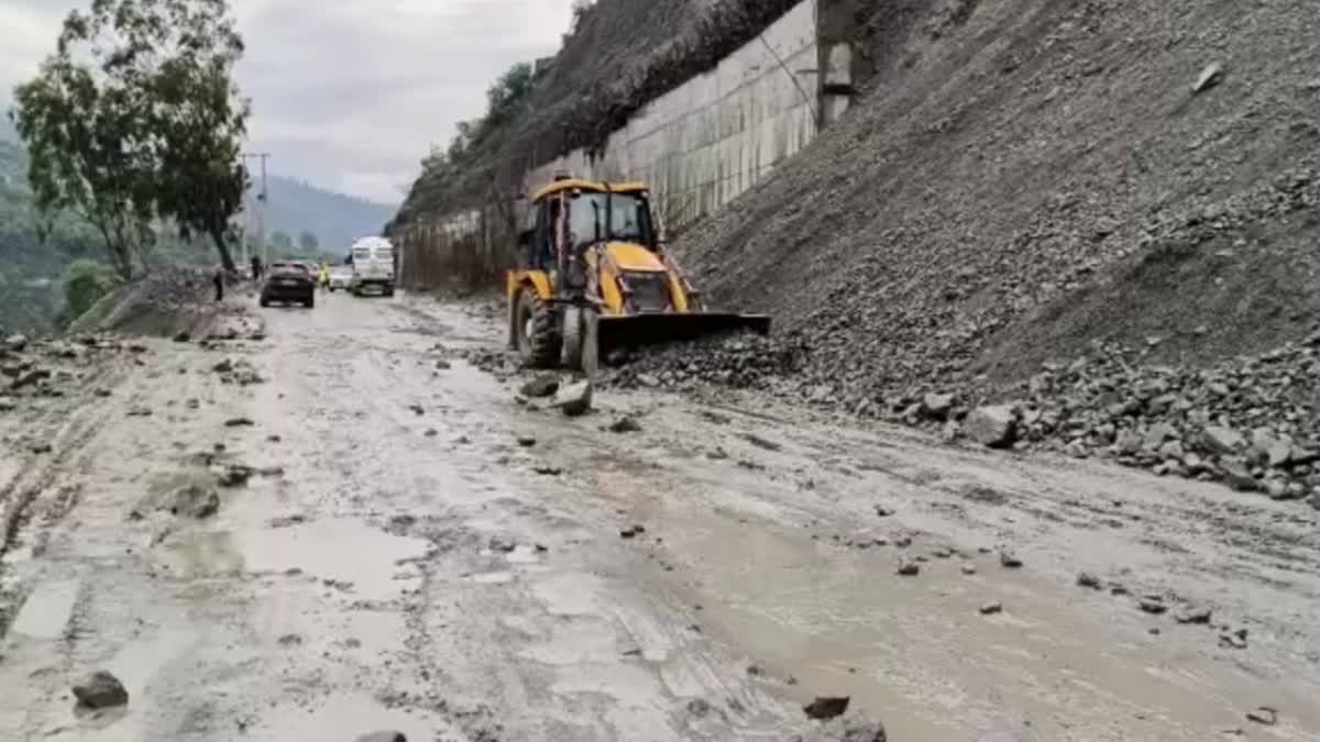 srinagar-jammu-national-highway-closed-due-to-shooting-stones-in-ramban