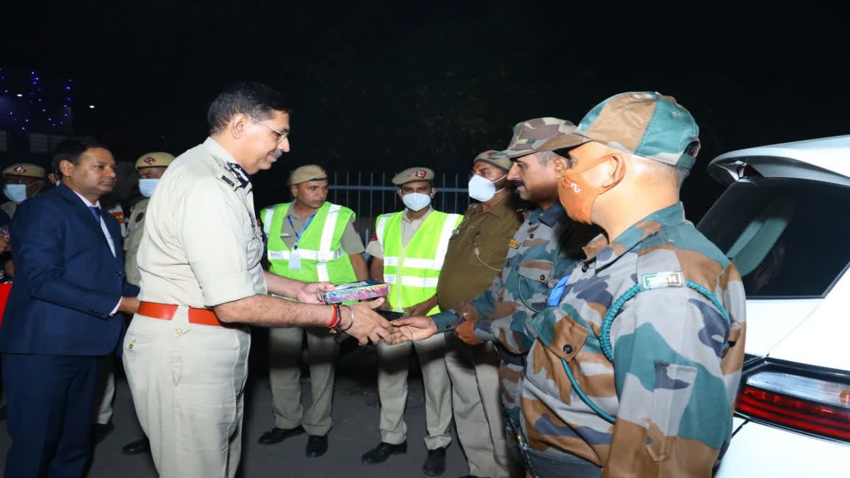 कमिश्नर ने पुलिसकर्मियों को मिठाइयां देकर बढ़ाया हौसला