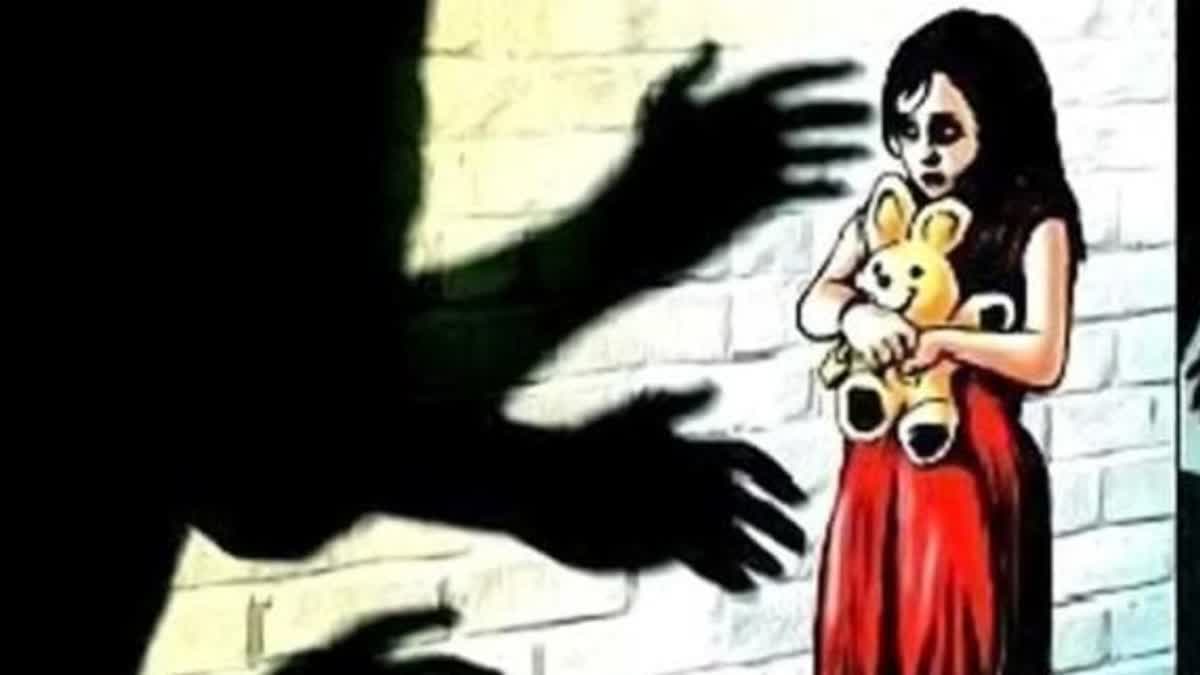 Surat Crime : દુષ્કર્મના ઇરાદે ઘર સામે રમતી પાંચ વર્ષીય બાળકીનું અપહરણ, પોલીસની તરત તપાસથી આરોપી ઝડપાયો