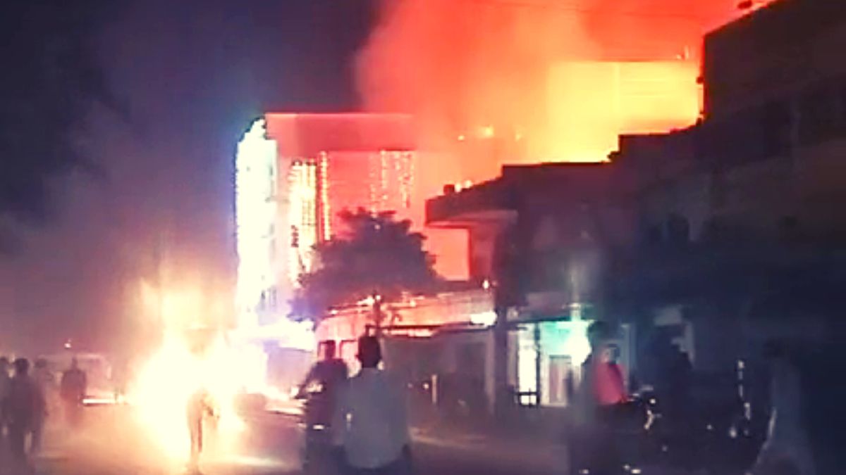 सिवान की कई दुकानें जलकर खाक