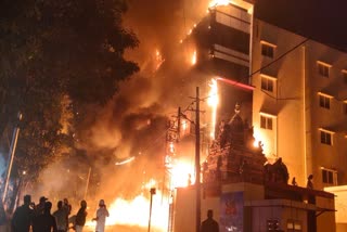 fire broke out in a five storey building  Furniture showroom burnt down  Fire incident in Bengaluru  ಐದು ಅಂತಸ್ತಿನ ಕಟ್ಟಡದಲ್ಲಿ ಅಗ್ನಿ ಅವಘಡ  ಫರ್ನಿಚರ್ ಶೋರೂಂ ಅಗ್ನಿಗಾಹುತಿ  ಫರ್ನಿಚರ್ ಶೋರೂಂ ಸುಟ್ಟು ಭಸ್ಮ  ದೀಪಾವಳಿ ಹಬ್ಬದ ದಿನದಂದೆ ಫರ್ನೀಚರ್ ಶೋ ರೂಂ ಅಗ್ನಿ  ಕಟ್ಟಡದಲ್ಲಿ ಕೋಚಿಂಗ್ ಸೆಂಟರ್  ಫರ್ನಿಚರ್ ಶೋರೂಮಿನಲ್ಲಿ ಇದ್ದಕ್ಕಿದ್ದಂತೆ ಬೆಂಕಿ