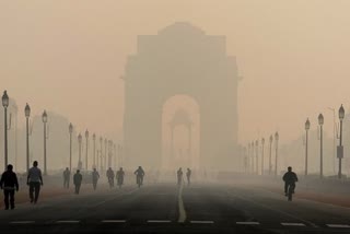 Thick smog engulfs national capital after Diwali celebration  smog  delhi  deepawali  pollution  diya jalao patak nahi  crackers banned  artficial rain  view limit  പടക്കം പൊട്ടിച്ചതിന്‍റെ ദൃശ്യങ്ങളും ചിത്രങ്ങളും