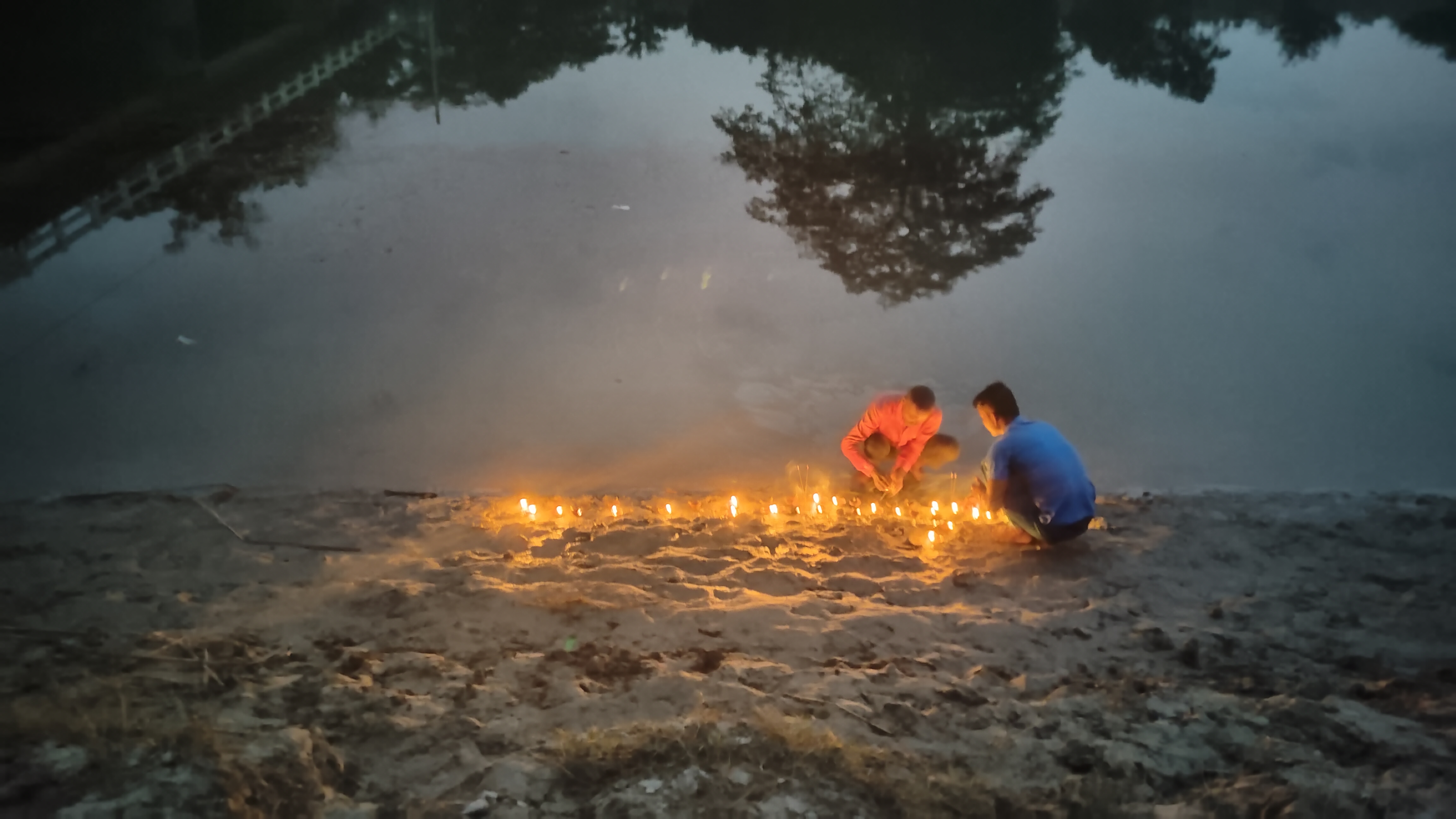 पेड़ पौधों के साथ दीपावली मनाते हैं लोग