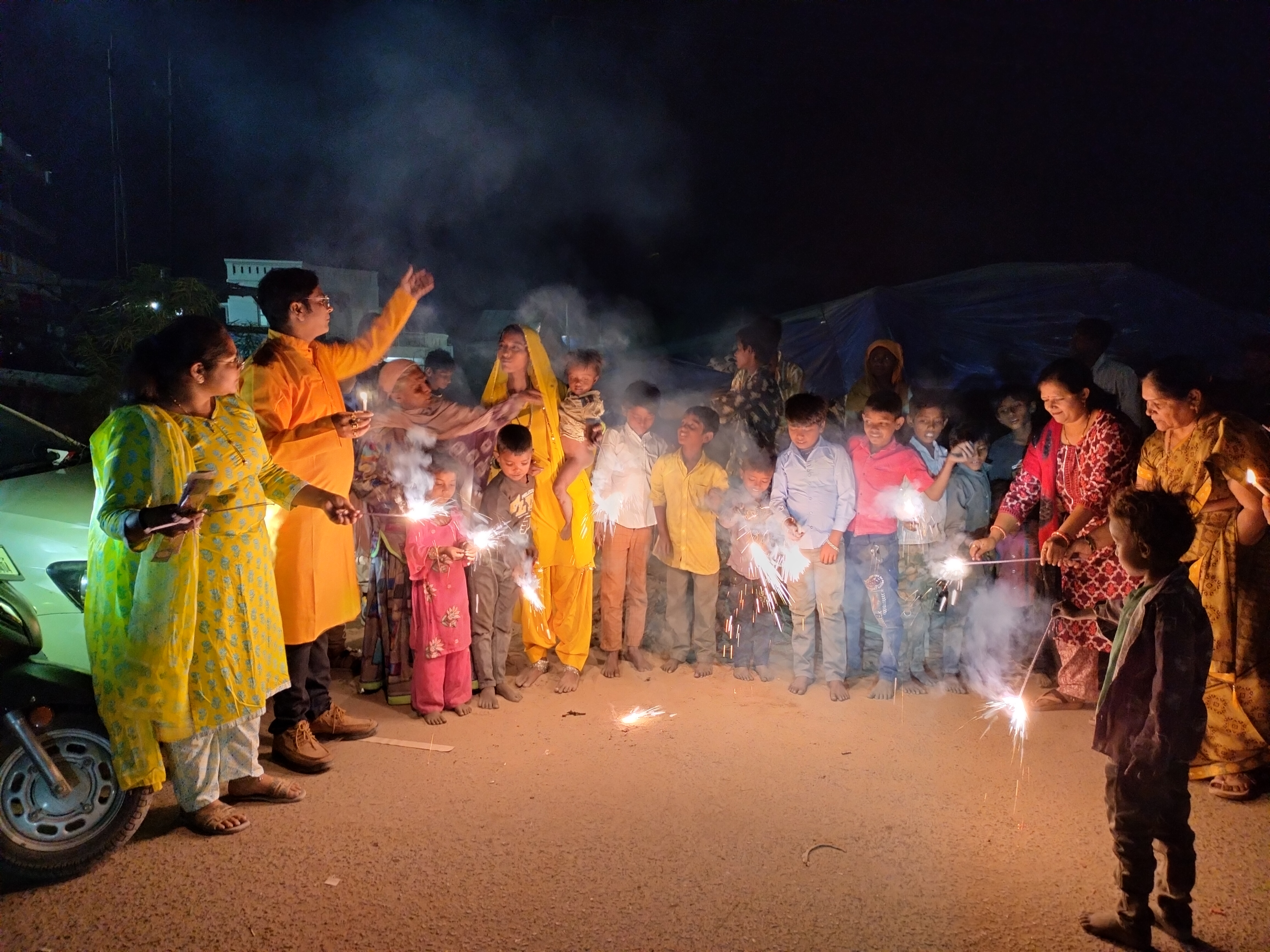 ઝુપડપટ્ટીના બાળકો સાથે દિવાળીની ઉજવણી