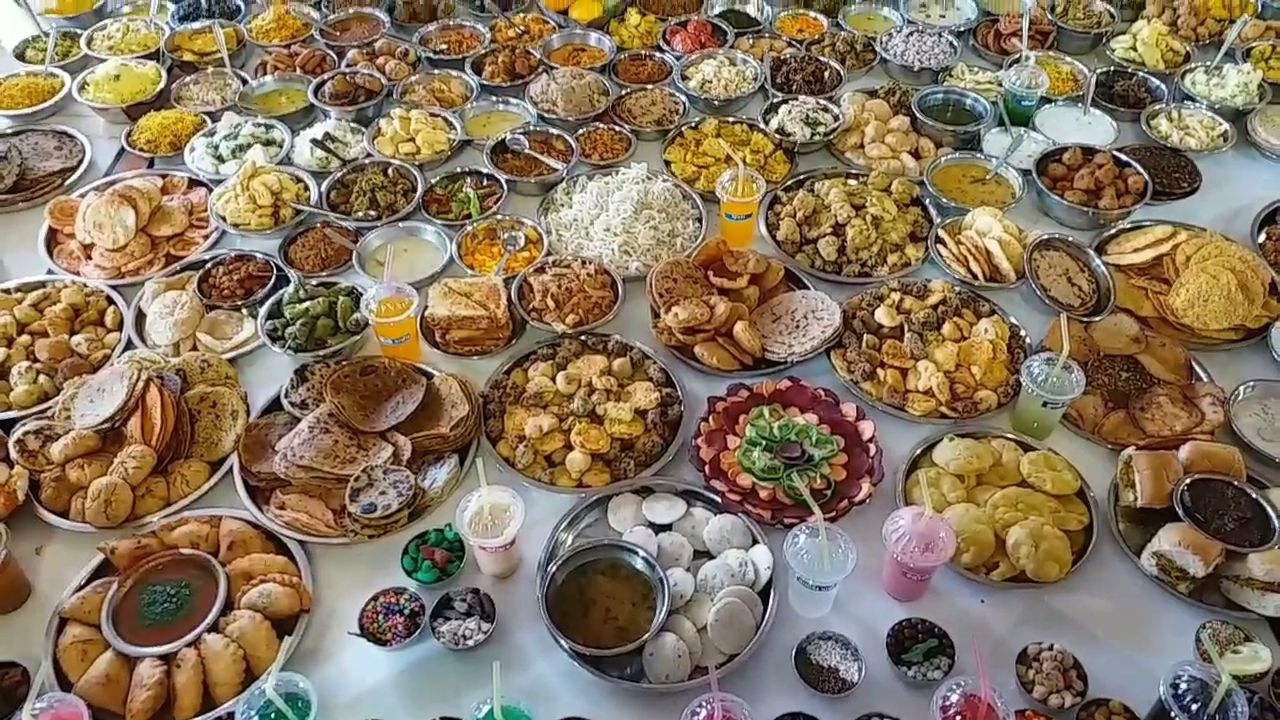 1100 पकवानों के अन्नकूट का भोग