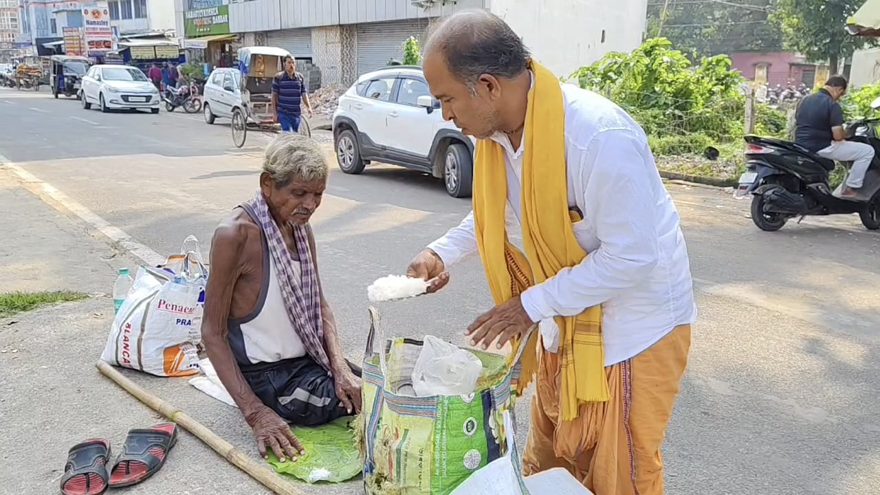 Balasore shopkeeper feeds hungry, infirm and old daily