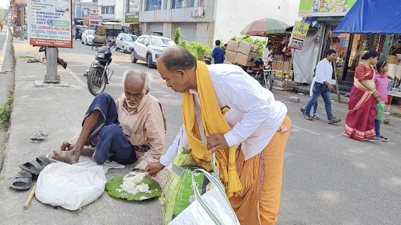 Balasore shopkeeper feeds hungry, infirm and old daily