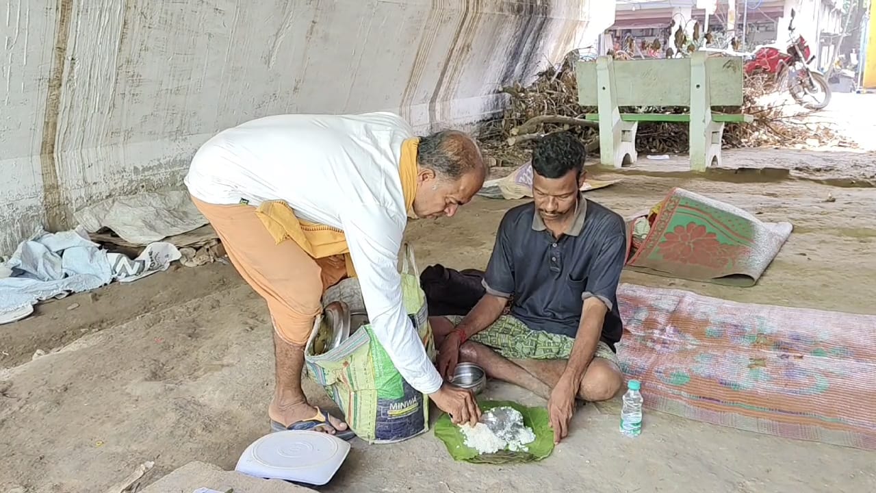 Balasore shopkeeper feeds hungry, infirm and old daily