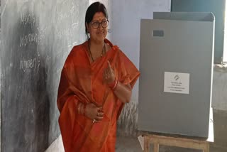 jharkhand-assembly-election-2024-neera-yadav-cast-her-vote-in-koderma