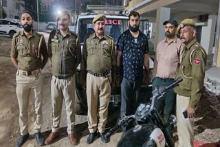 J&K Police Constable Mohd Mukhtiyar (3rd from right) Arrested For Peddling Narcotics Inside GMC Jammu Premises. A heroin-like substance weighing approximately 15 grams and Rs 9000 cash were recovered from the possession of the accused as per police.