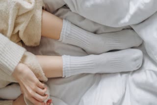 SIDE EFFECTS OF WEARING SOCKS  SLEEPING WEARING SOCKS  RISK OF WEARING SOCKS AT NIGHT  WINTER SEASON TIPS