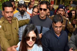 MS Dhoni and his wife Sakshi Dhoni cast their vote