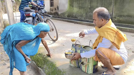 Balasore shopkeeper feeds hungry, infirm and old daily