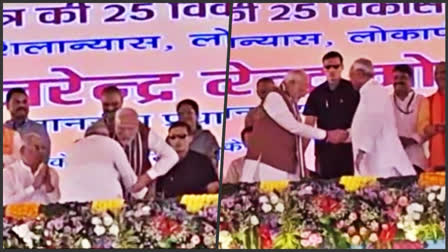 Nitish Kumar touched PM Modi feet