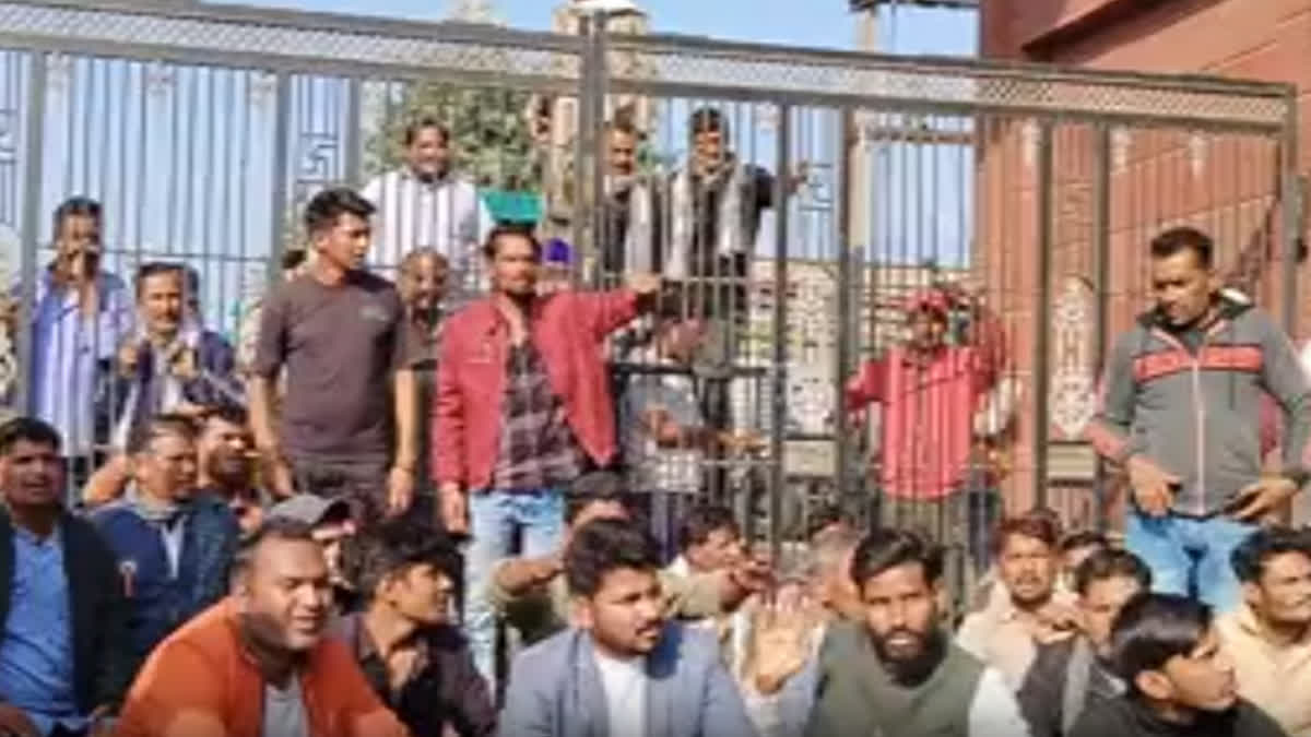 farmers locked the gate of Baran Krishi Upaj Mandi