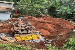 വാഴക്കാട് ടിപ്പർ ലോറി മറിഞ്ഞു  മലപ്പുറത്ത് ടിപ്പർ ലോറി താഴ്‌ചയിലേക്ക് മറിഞ്ഞു  tipper lorry overturned accident  accident malappuram  tipper lorry accident Malappuram  The tipper lorry flipped upside down in Malappuram  മലപ്പുറത്ത് ടിപ്പർ ലോറി മറിഞ്ഞു  tipperlorry flipped upside down accident  ടിപ്പർ ലോറി തലകീഴായി മറിഞ്ഞു  ടിപ്പർ ലോറി അപകടം മലപ്പുറം  മലപ്പുറം അപകടം