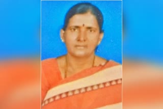 Mother brutality murder  murder in front of her daughter  Mandya crime  ಚಾಕುವಿನಿಂದ ಇರಿದು ತಾಯಿಯ ಬರ್ಬರ ಕೊಲೆ  ತಾಯಿಯ ಬರ್ಬರ ಕೊಲೆ  ಮಂಡ್ಯ ಜಿಲ್ಲೆಯಲ್ಲಿ ದುರಂತ ಘಟನೆ  ತಾಯಿಯನ್ನು ಬರ್ಬರವಾಗಿ ಕೊಲೆ ಮಾಡಿರುವ ಘಟನೆ  ಮನೆ ದೇವರ ಪೂಜೆ  ನಿರ್ಜನ ಪ್ರದೇಶ