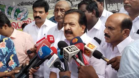 സംസ്ഥാനത്ത് ക്രമസമാധാന തകർച്ച  Ramesh Chennithala on Sabarimala Rush  Ramesh Chennithala  Ramesh Chennithala on sfi protest against governor  sfi protest against governor  സംസ്ഥാനത്ത് ക്രമസമാധാന തകർച്ച  അക്രമത്തിന് നേതൃത്വം മുഖ്യമന്ത്രിയെന്ന് ചെന്നിത്തല  രമേശ് ചെന്നിത്തല  എസ്എഫ്ഐ പ്രതിഷേധം  എസ്എഫ്ഐ പ്രതിഷേധത്തിൽ രമേശ് ചെന്നിത്തല  ഗവർൾണക്കെതിരായ എസ്എഫ്ഐ പ്രതിഷേധം  ശബരിമലയിലെ തിരക്ക്  ശബരിമല  Sabarimala