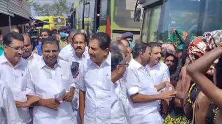 UDF  UDF team visited Sabarimala  govt systems have completely failed in Sabarimala  ശബരിമല  സര്‍ക്കാര്‍ സംവിധാനങ്ങൾ ശബരിമലയില്‍ പരാജയപ്പെട്ടു  ശബരിമല തീര്‍ത്ഥാടകര്‍ ദുരിതത്തില്‍  തിരുവഞ്ചൂര്‍ രാധാകൃഷ്‌ണൻ എംഎല്‍എ  Thiruvanchoor Radhakrishnan  ശബരിമലയിൽ ഭക്തജന തിരക്ക്‌  Crowd of devotees at Sabarimala  Sabarimala Crowd Crisis  Sabarimala pilgrims in distress