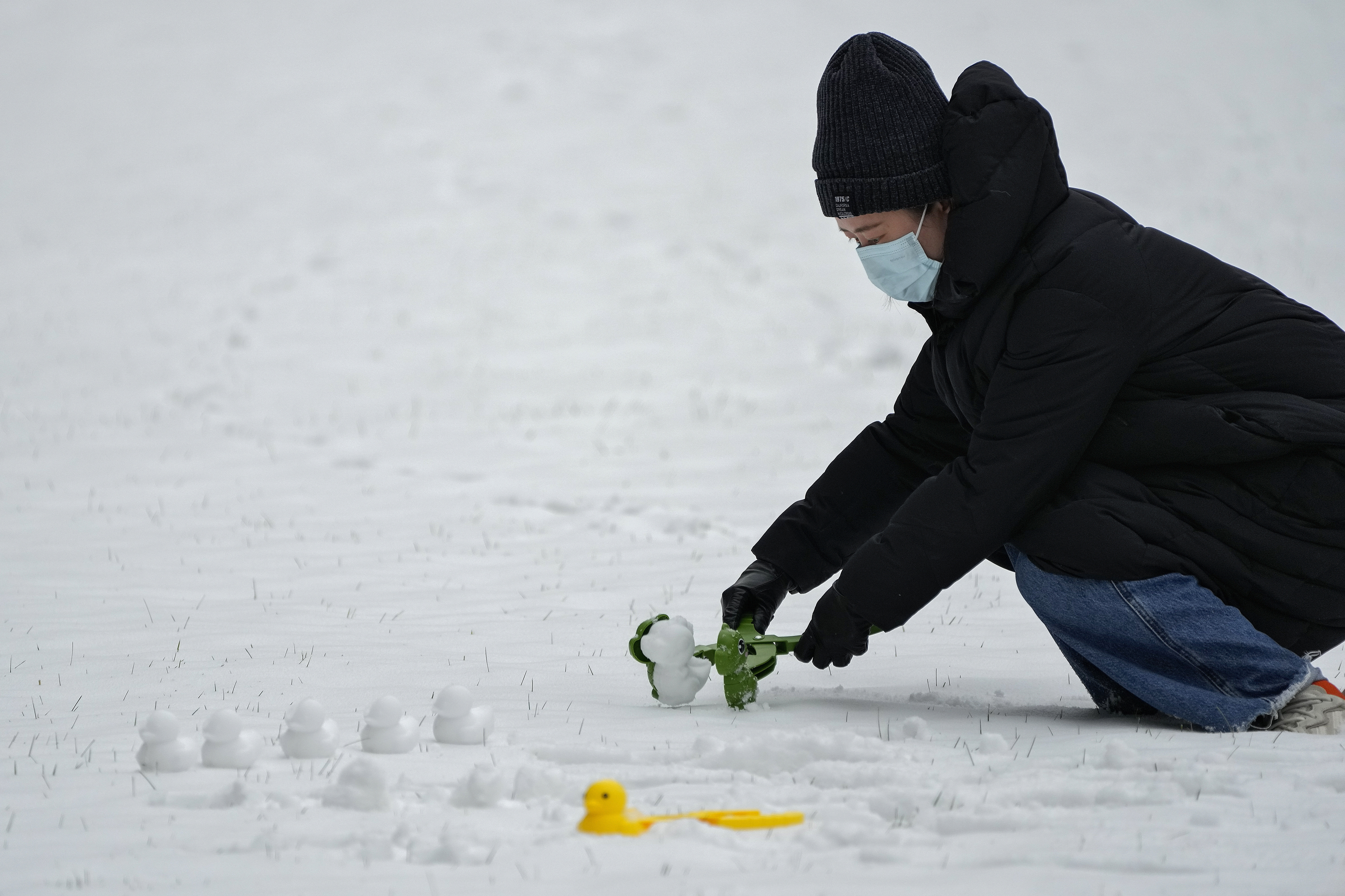 An overnight snofall across much of northern China prompted road closures and the suspension of classes and train service on Monday.