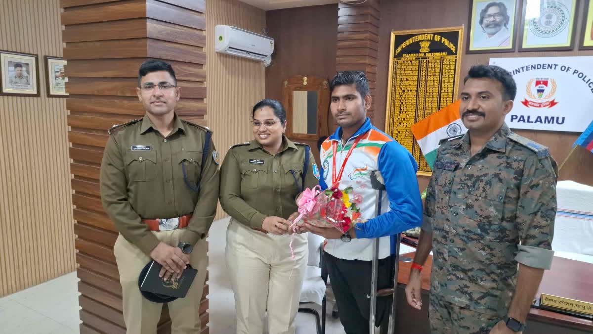 Palamu Police honored the vice captain of the Para National Throw Ball team