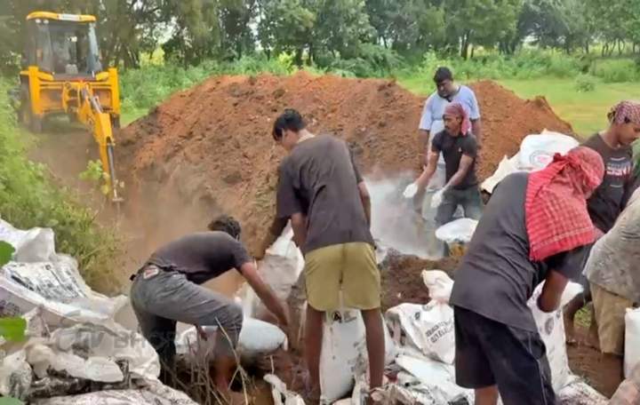 பறிமுதல் செய்யப்பட்டு, அழிக்கப்படும் தேயிலை கழிவுகள்