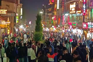 Tourists in Manali