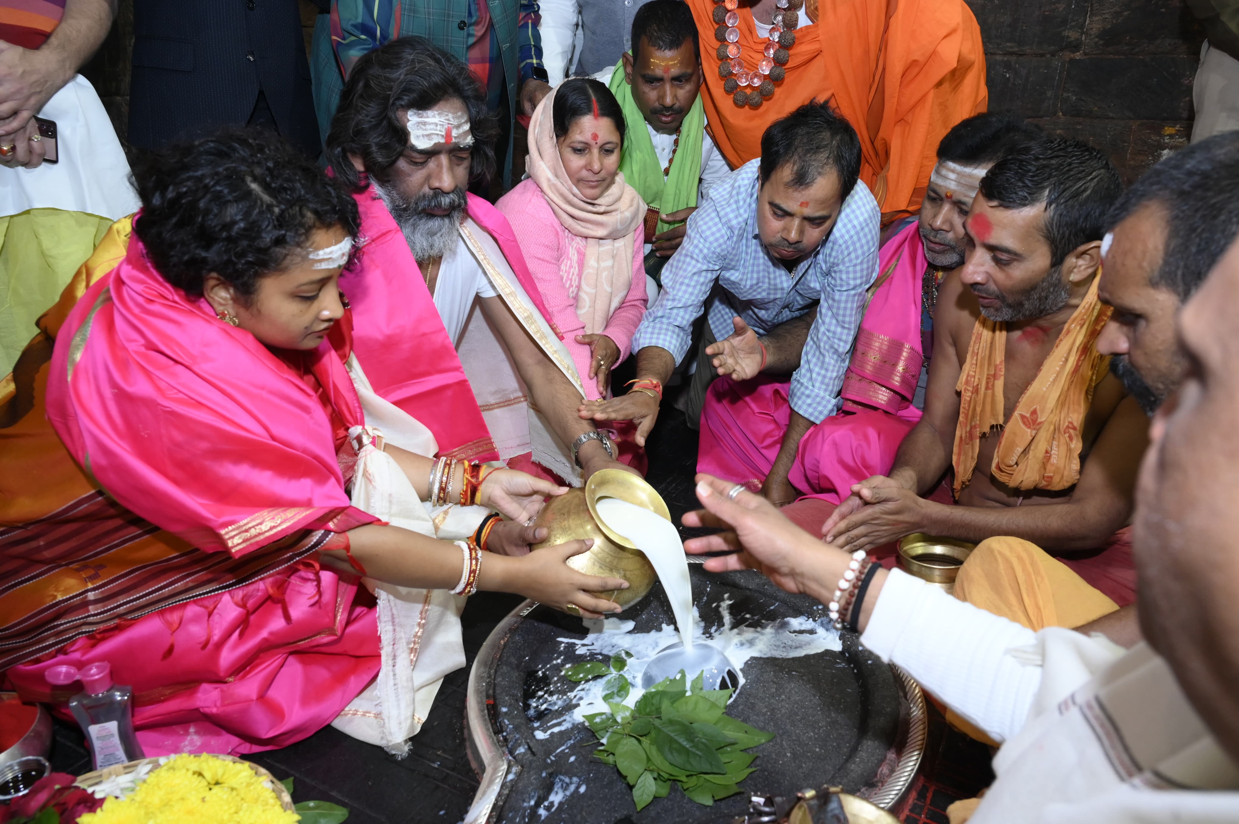 CM Hemant Soren performed puja in Deoghar with his wife Kalpana Soren