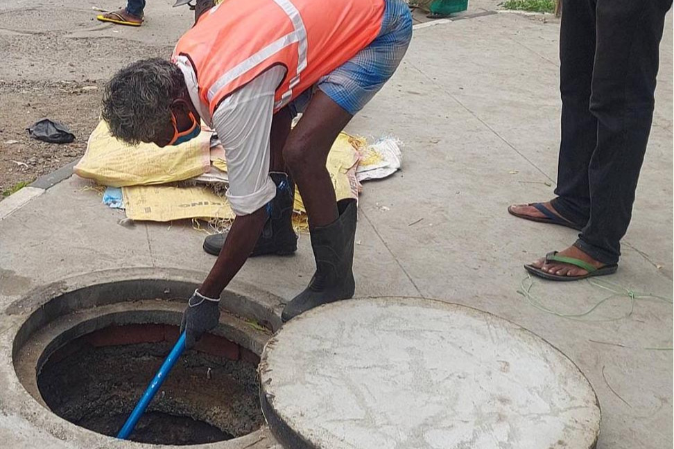 மழைநீர் வடிகால்கள், greater chennai corporation, dredging work in rainwater drains, சென்னை செய்திகள், பராமரிப்பு பணிகளை முடிக்க தீவிரம், rainwater drains, சென்னை மாநகராட்சி