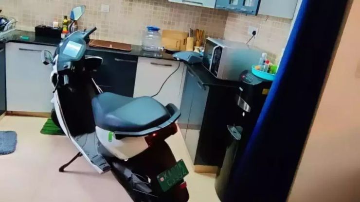 owner-charges-ather-electric-scooter-in-5th-floor-kitchen