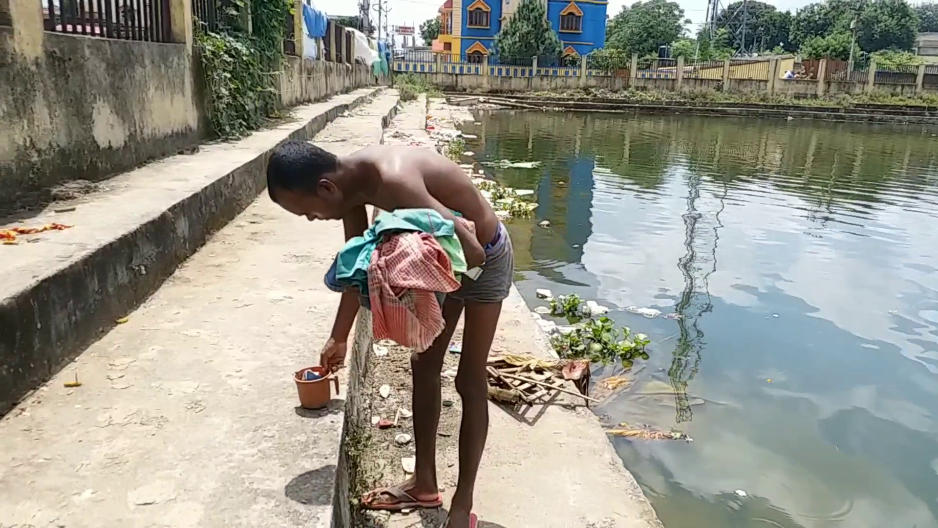 people-upset-due-to-dirt-in-pond-near-rims-in-ranchi