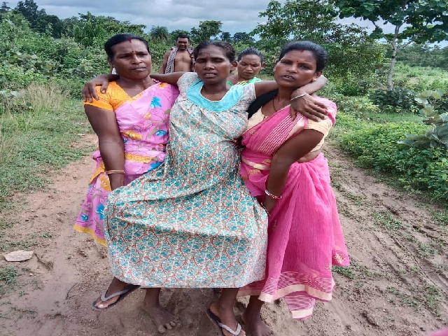pregnant-woman-was-picked-up-in-1-kilometer-lap-and-carried-to-vehicle-in-chaibasa