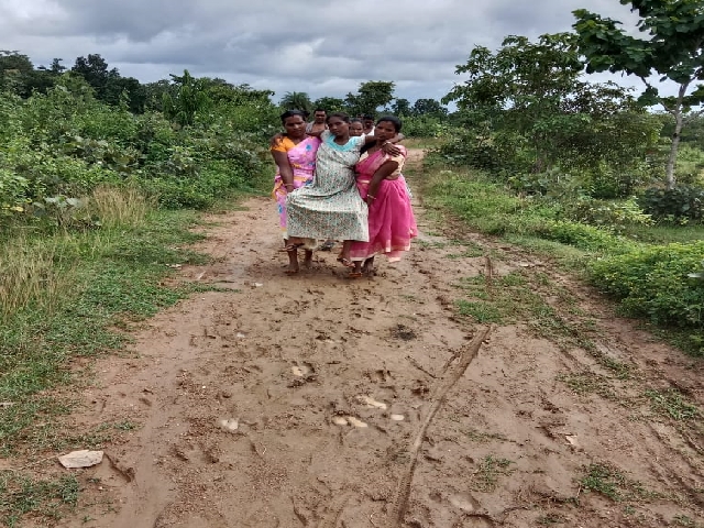 pregnant-woman-was-picked-up-in-1-kilometer-lap-and-carried-to-vehicle-in-chaibasa