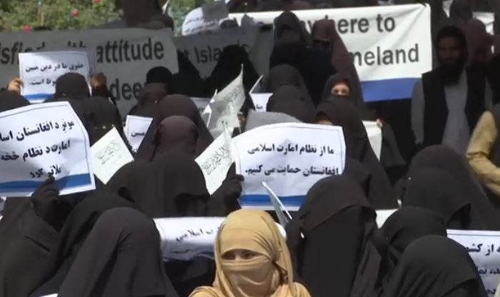 hundreds of vieled women rally in support of taliban in kabul